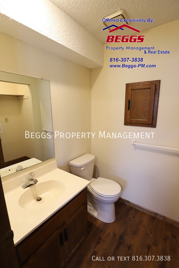 Building Photo - 320 Dains St