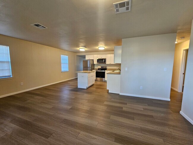 Building Photo - (3) Bed/(2) Bath Completely Remodeled! Mus...