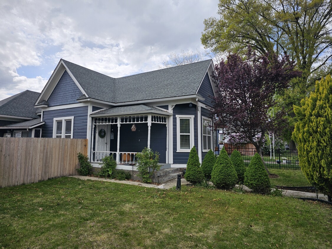 Primary Photo - 129 W Court St