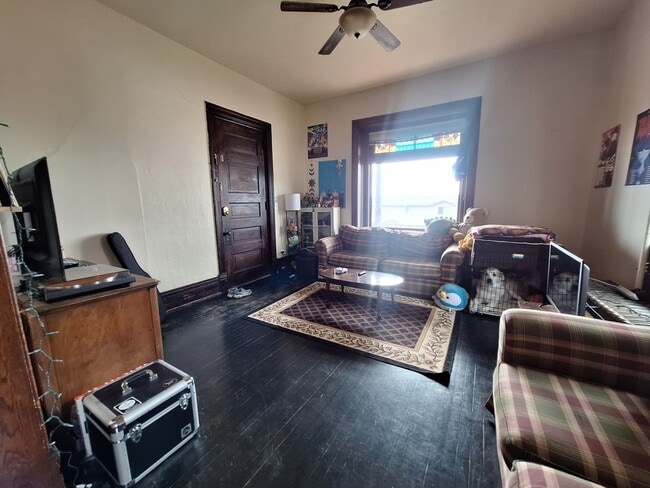 Building Photo - Large 3 Bedroom Open August