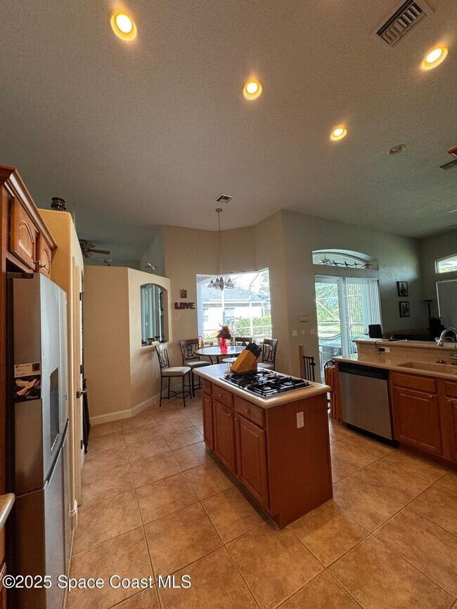 Building Photo - Exceptional Home