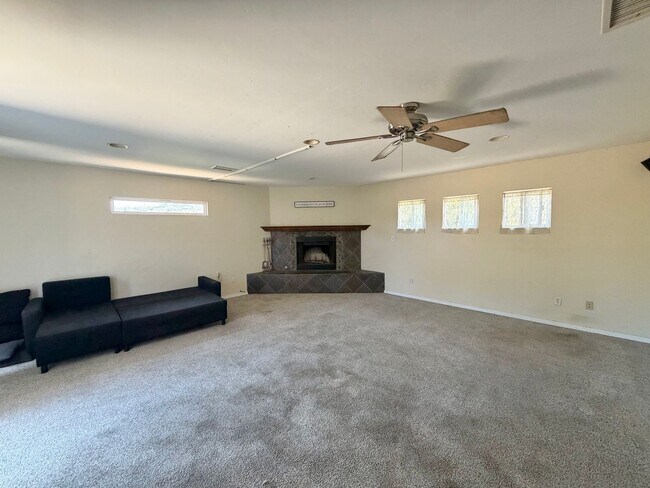 Foto del edificio - Spacious College Area Home with Garage and Backyard!