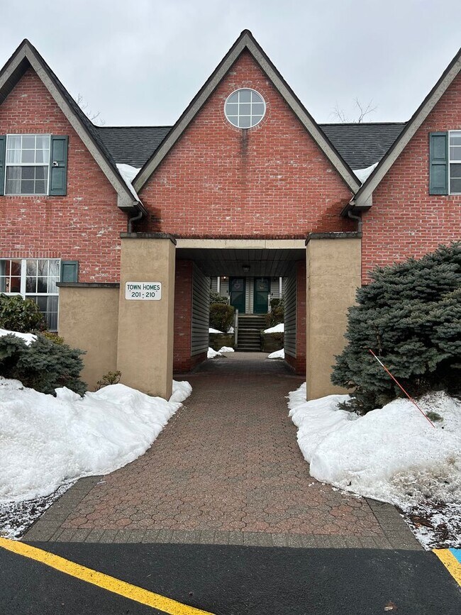 Building Photo - Delightful Town House Three-bedroom, Two-bathroom with a Large Bonus Room in East Stroudsburg