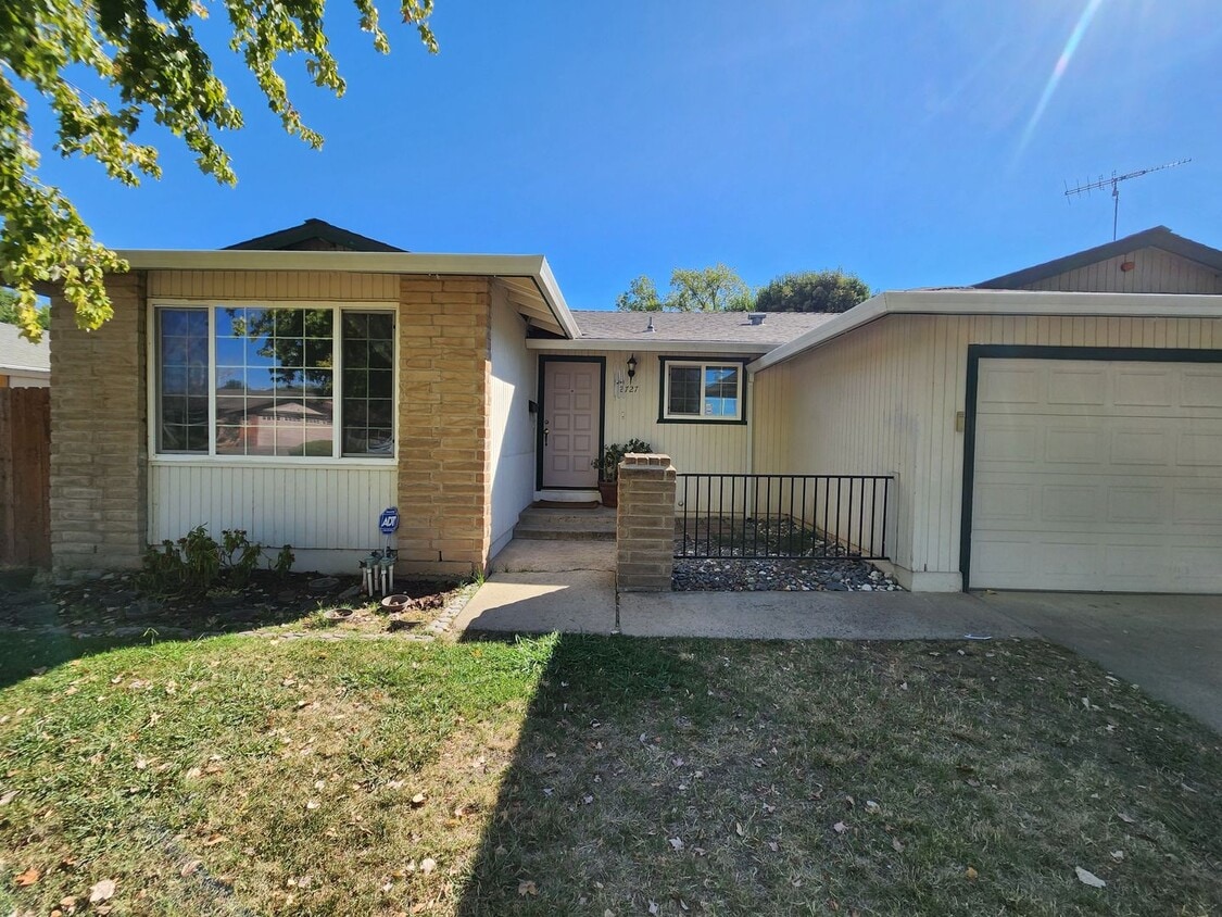 Adorable 4/2 With GREAT Backyard. Gardene... - Adorable 4/2 With GREAT Backyard.  Gardene...