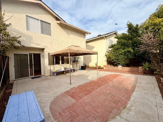 Building Photo - Beautiful Home With Large Yard & 2 Car Garage