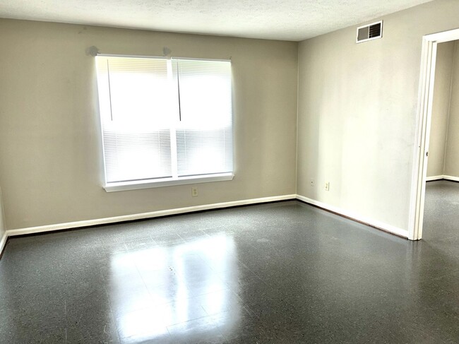 Building Photo - 1BR in West Louisville-Section 8 accepted!