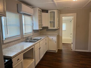 Building Photo - 910 Richardson Ave