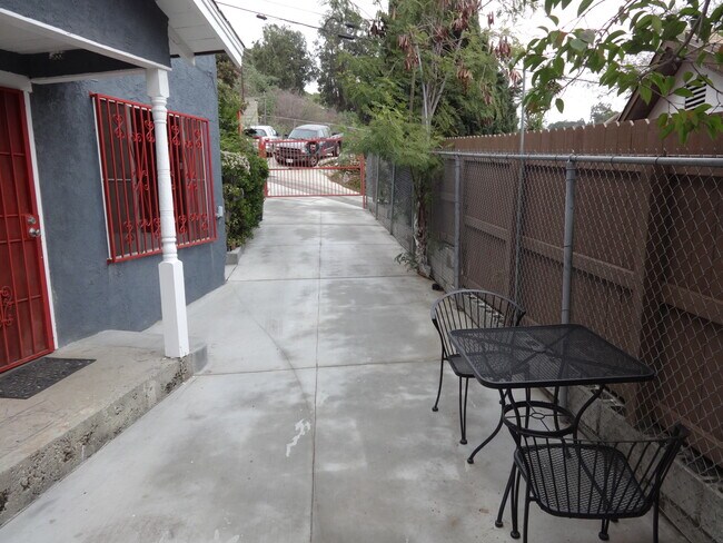 Camino de entrada mirando hacia la salida - 1972 Avalon St