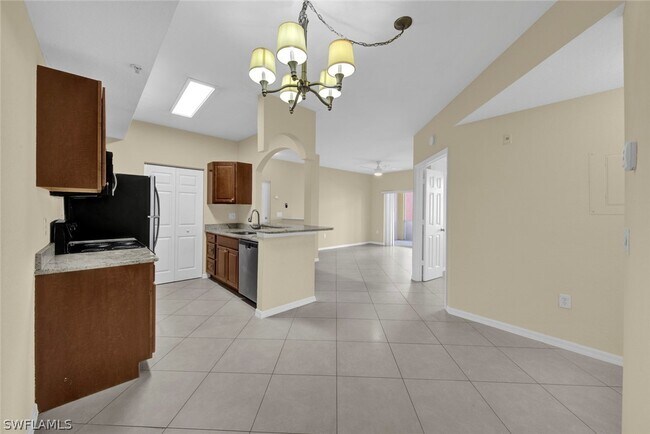 Building Photo - 6330 Aragon Way