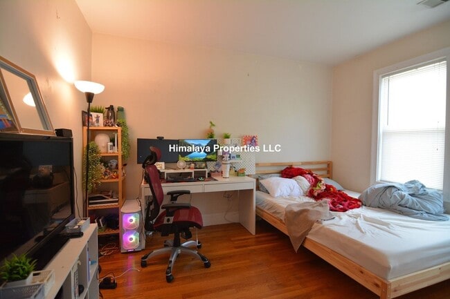 Building Photo - 220 Calumet St