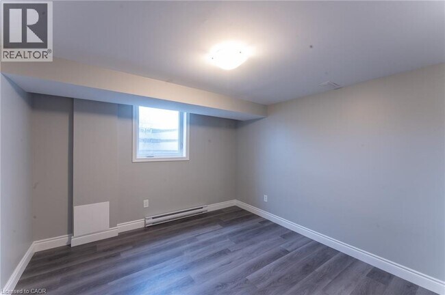 Photo du bâtiment - 244 Upper Paradise Rd