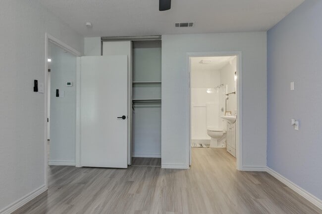 Building Photo - Silver Oaks Villas