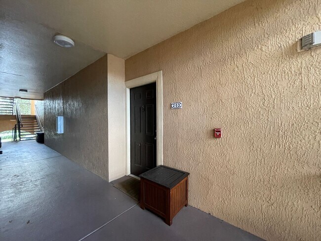 Building Photo - Charming 2-Bedroom Condo for Rent in Metro...