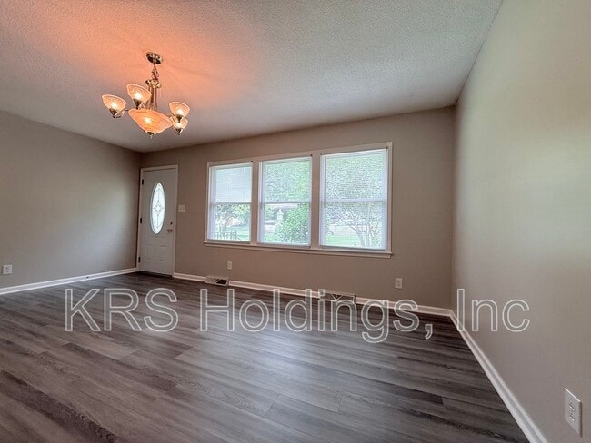 Building Photo - 715 White Oak Dr