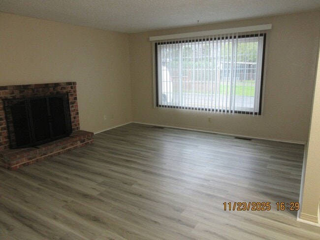 Foto del edificio - Updated and refurbished