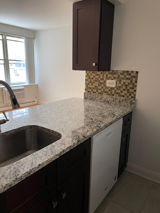Foto del edificio - 3700 N Pine Grove Ave