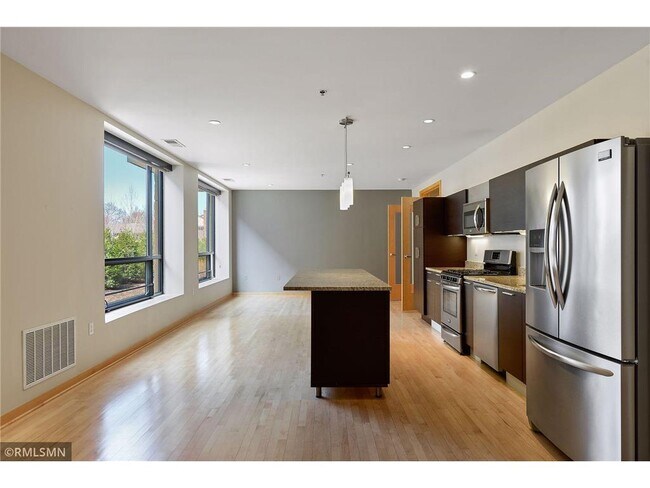 Foto del edificio - 3116 W Lake St