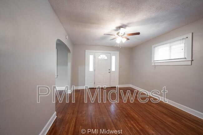 Building Photo - 4839 Rosslyn Ave