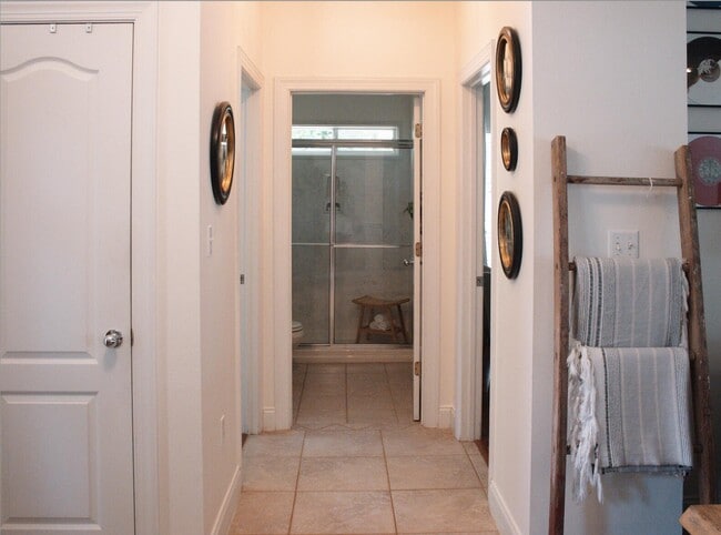 Foto del edificio - 807 Coldwater Creek Cir