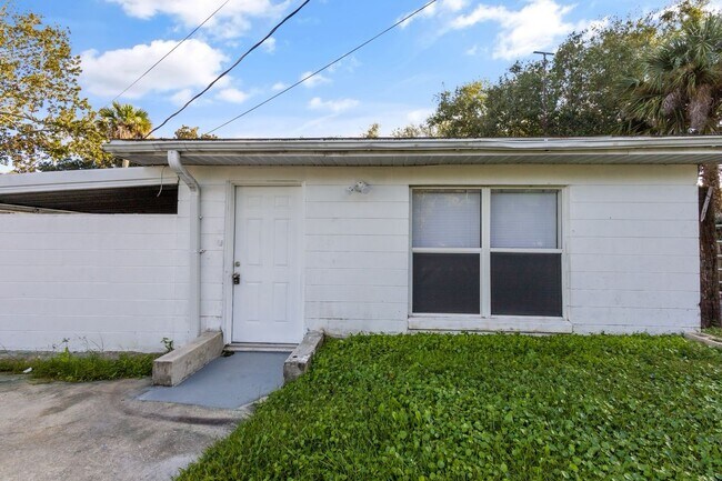 Building Photo - Lovely 2 Bedroom, 1 Bathroom Home in Titus...