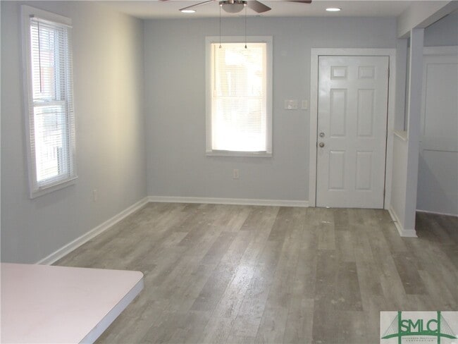 Building Photo - 910 W Victory Dr