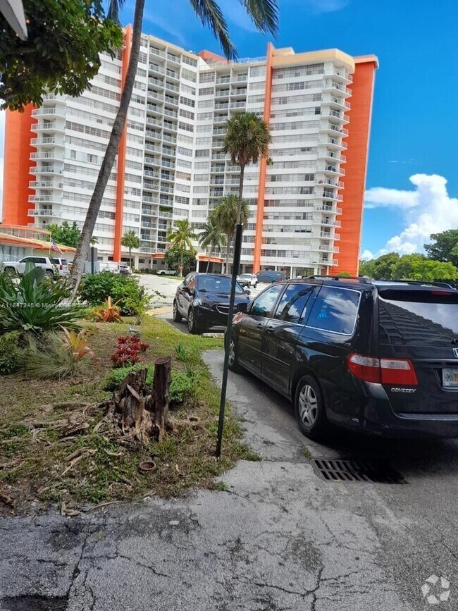 Building Photo - 1301 NE Miami Gardens Dr