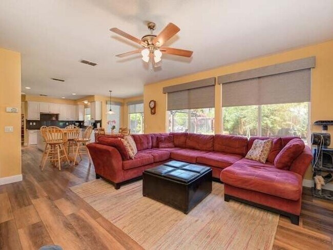 Foto del edificio - 5 Bedroom Single Family Home in Sacramento