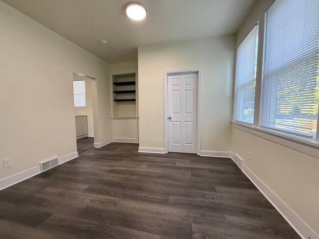 Foto del edificio - Updated 3BR 1.5 bath house with office/ of...