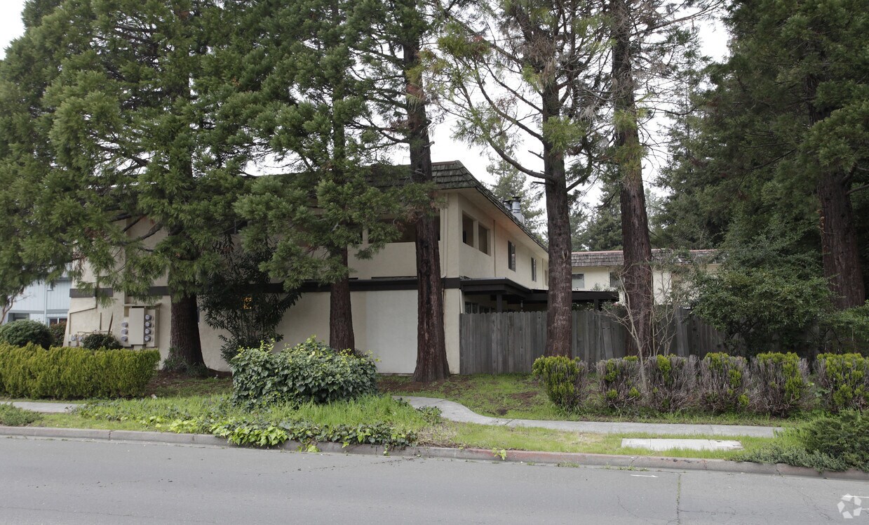 Building Photo - 2204 Clay St