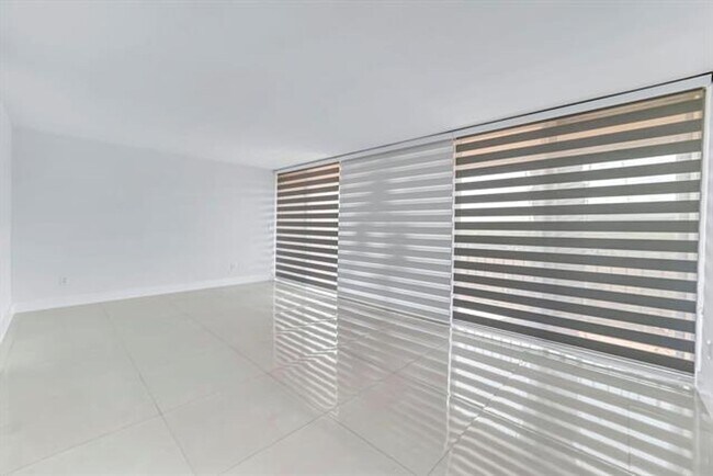 Foto del edificio - 9240 Fontainebleau Blvd