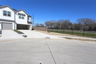 Building Photo - 27802 Western Crk Ct