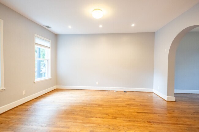 Building Photo - Stunning 3 BR/2 BA Apartment in Petworth!