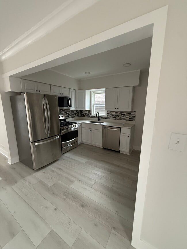 Building Photo - 2011 Grey Ave