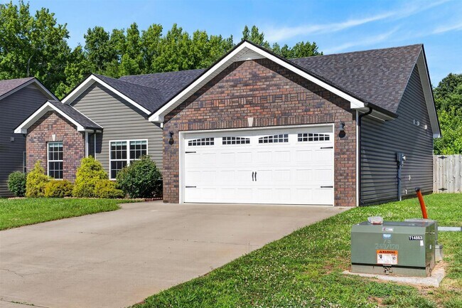 Building Photo - Pet Friendly Three Bedroom!