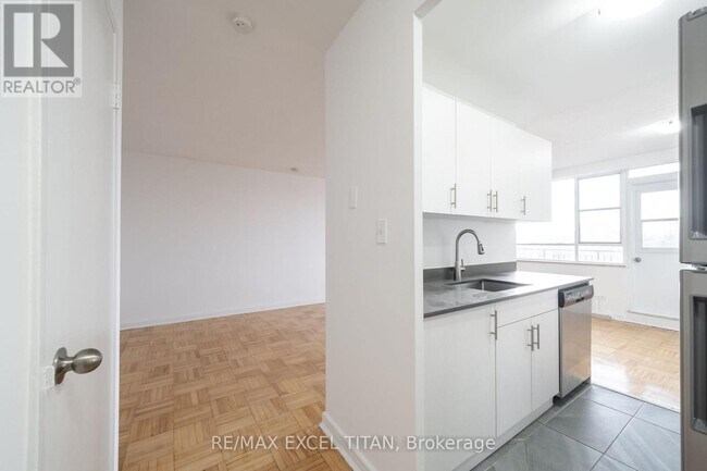 Photo du bâtiment - 165 Cosburn Ave.