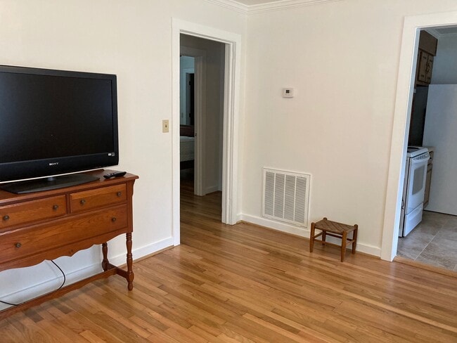 Living - 912 McKinley Ave