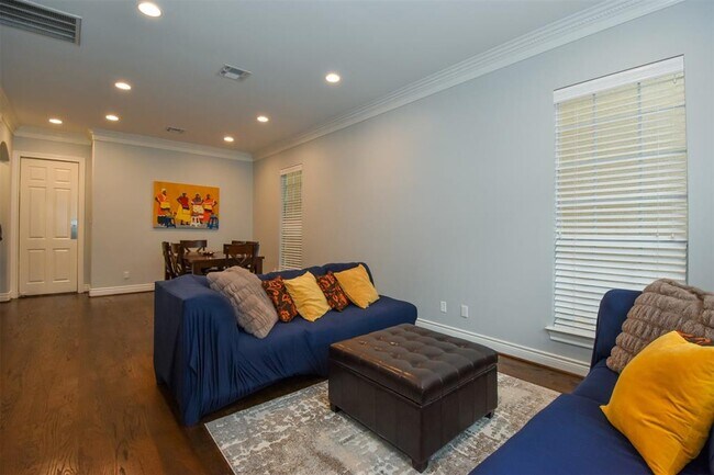 Building Photo - 3226 Pemberton Cir Dr