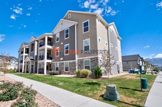 Building Photo - 1152 W Rim Dr