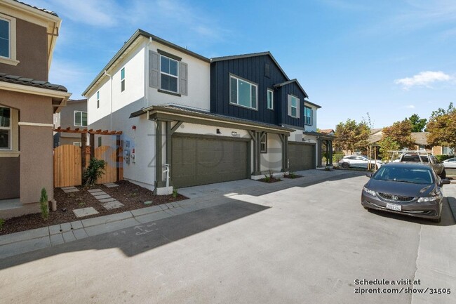 Building Photo - 146 W Ft Bragg Pl