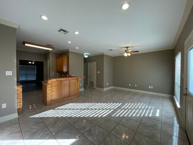 Building Photo - Townhome: Chateau de Chene