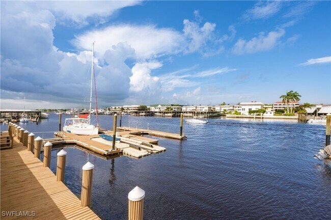 Foto del edificio - 800 River Point Dr