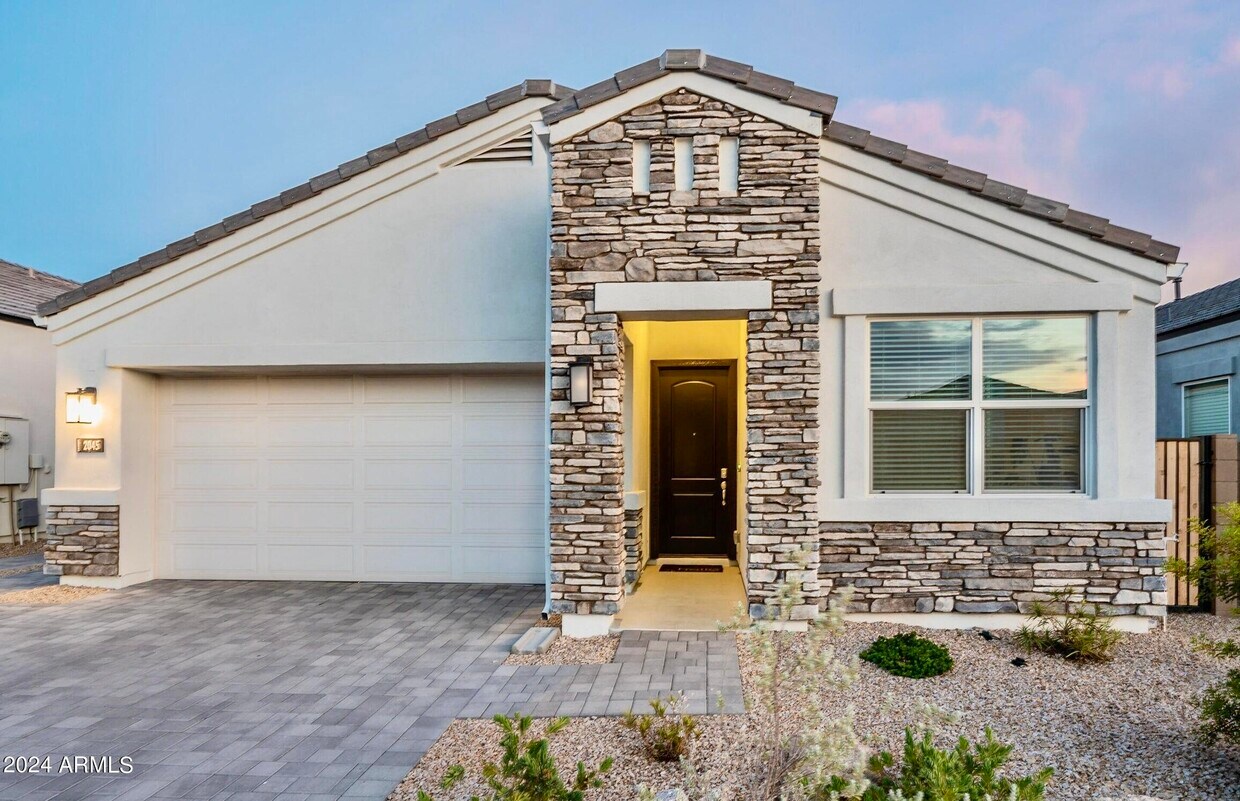Foto principal - 2045 East Charlotte Dr