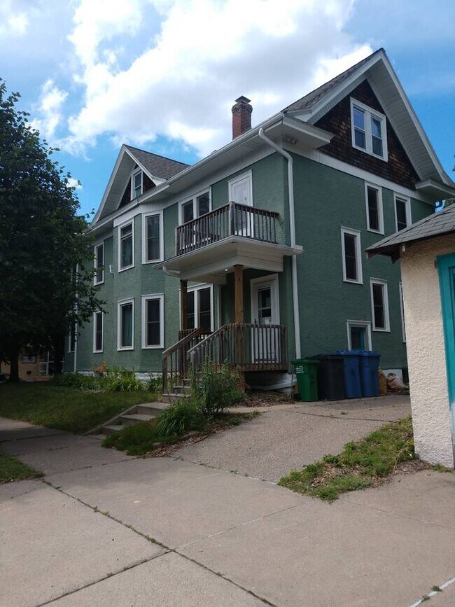 Side Entry - 3245 22nd Ave S