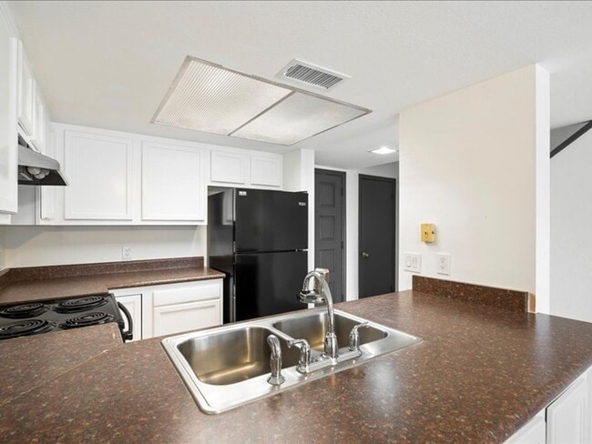 Building Photo - 122 S Hardy Dr