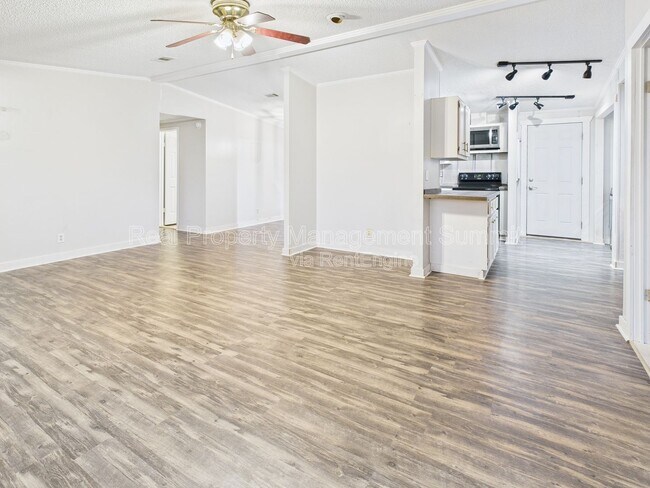 Building Photo - 15 Hayfield Ln