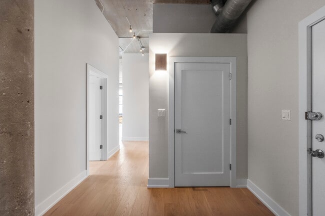 Building Photo - 17 N Loomis St