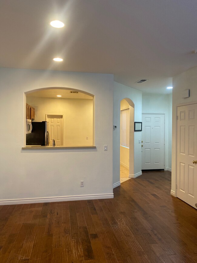 Building Photo - 645 Sumner Way