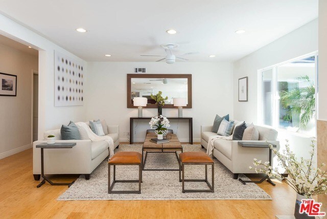 Foto del edificio - 3640 Wrightwood Dr