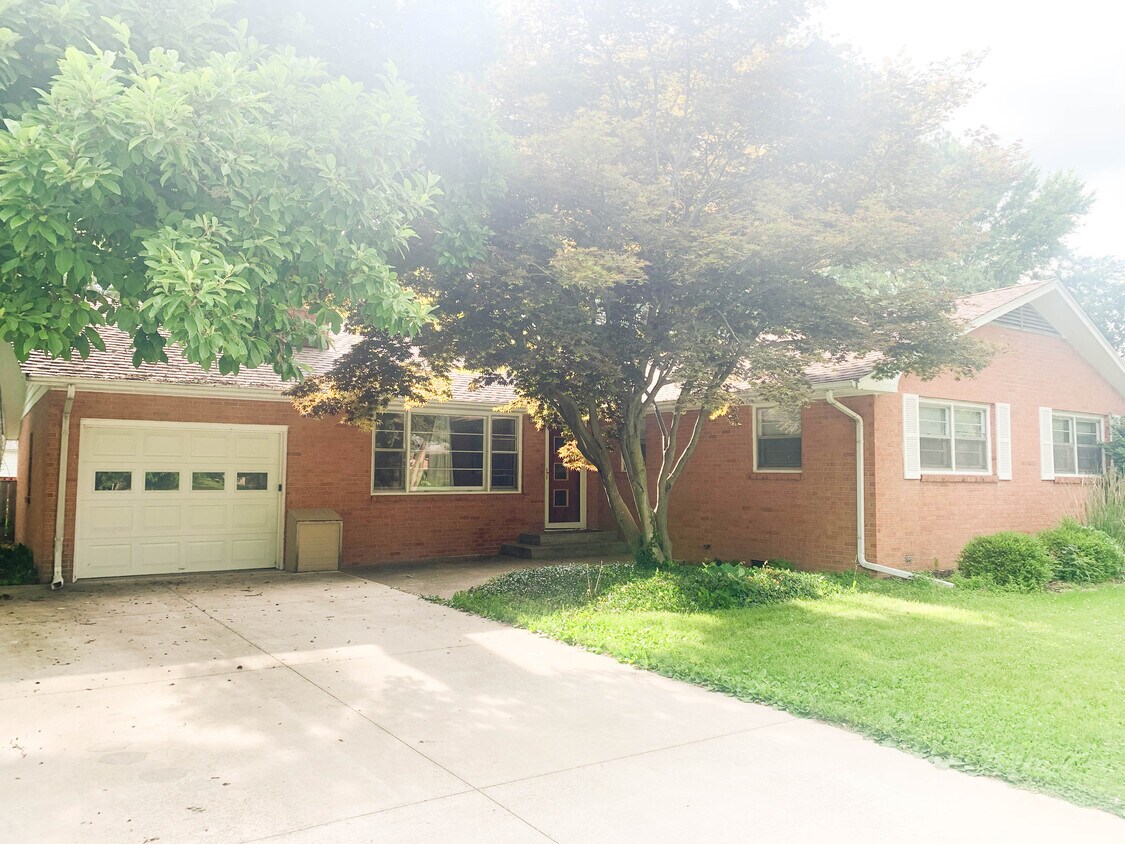 1307 Mayfair Rd, Champaign, IL 61821 House Rental in Champaign, IL