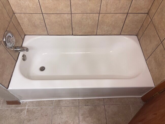 Main Bathroom - 916 Hile Ln
